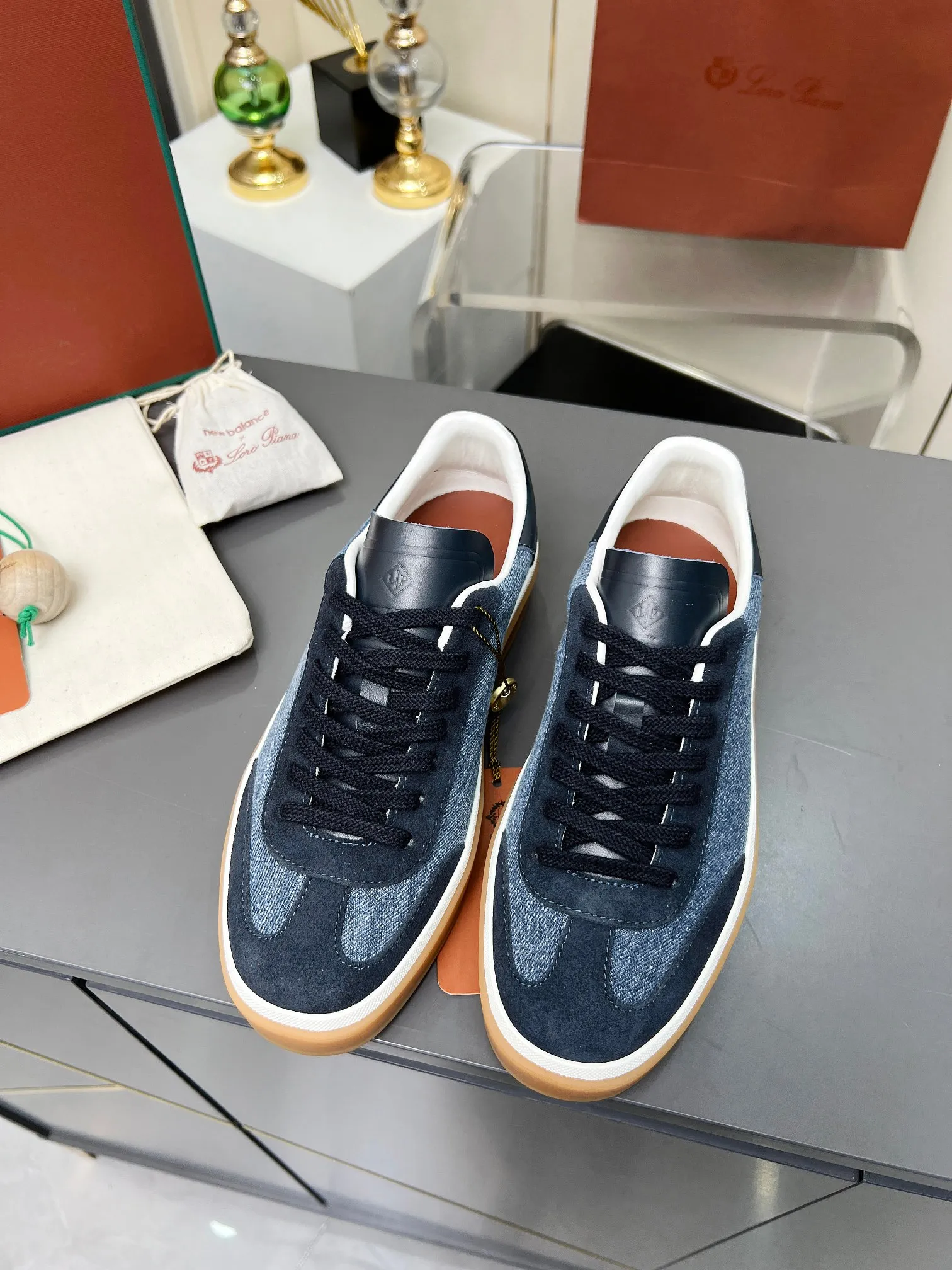 Factory price: 580💰Purchase level, high version🦅⛳️ Italy [Loro men's shoes💰iana] Tennis walk series L men's shoes💰Couple moral training shoes casual sports shoes sneakers🎁🎁 Original purchase development and production This new suede tennis shoe adopts an ultra-low design, suitable for wearing all year round👫👫 The wrapped sole creates an effortlessly attractive color combination that harmoniously blends functionality with understated style, making it the ideal shoe for urban wear. Soft calfskin tongue with Kummel color insert at the heel, embossed L Men's shoes 💰 Logo Cotton lace upper, cowhide suede sole Rubber-lined calfskin ✦ Upper: imported first-layer cowhide ➕ Customized original cowhide ✦ Lining: cowhide lining ➕ Cow leather insole ✦ Sole: Original open-molded T men's shoe 💰R ultra-lightweight outsole ✦Packaging: Original full set of packaging ✦Female size: 35--40, ✦Male size: 39--44, customized 45